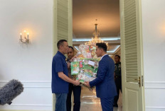 Momen Hangat di Istana: Gibran Peluk Rismon Sianipar dan Beri Parsel Raksasa, Dokter Tifa Ikut Bersuara