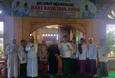Bupati Batang Hari M Fadhil Laksanakan Salat Iduladha Bersama Masyarakat 