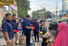 Aksi Humanis di Bulan Ramadan! Ditresnarkoba Polda Jambi Turun Langsung Bagi-Bagi Takjil ke Warga