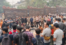 Aksi Karhutla Berlanjut di Kantor Gubernur Jambi, Massa Menunggu Al Haris