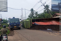 Subuh Mencekam! Truk Batu Bara Terguling di Depan SPBU Tempino, Nama 'Mak Nyak' Disebut-sebut