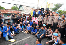 Momen di Mapolda Jambi! Wakapolda Duduk di Aspal Bersama Mahasiswa, Dialog Panas Soal Transparansi Hukum