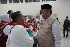 Wagub Sani Doakan Keselamatan dan Keberkahan Bagi Keluarga dan Daerah Saat Pelepasan JCH Kloter BTH 22 