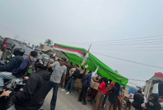 BREAKING NEWS: Warga Tutup Jalan Lintas Timur di Penyengat Olak, Protes Aktivitas Tambang Pasir
