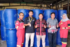 Bantu Kelola Limbah Domestik, SKK Migas PetroChina Serahkan 80 Drum Plastik ke DLH Tanjab Barat