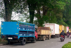 Parah! Antrian Solar Mengular Lagi di Kota Jambi, Kendaraan Sampai Makan Badan Jalan Protokol