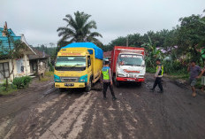 Duh! 2 Angkutan Batu Bara Patah As di Tengah Jalan, Desa Tanjung Pauh Mestong Macet Total 