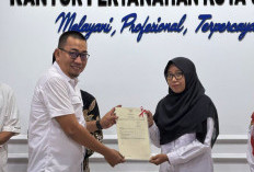 Berikan Kepastian Hukum! Kepala Kantor Pertanahan Kota Jambi Ridho G. Ali Serahkan Sertifikat Tanah Wakaf 