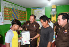 Pastikan Hak Pendidikan Tetap Terpenuhi, Kajati Jambi Lunasi Tunggakan Sekolah Dua Siswa Kurang Mampu