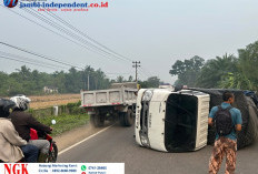 Ban Belakang Pecah di Jalan Pemayung-Muara Bulian, Mobil Pengangkut Sembako Oleng hingga Terguling