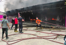 Api Membumbung Tinggi dan Menghitam,  Toko Baju Raja Murah Sengeti Hangus Terbakar