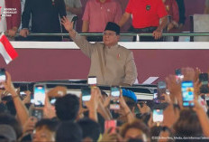 Prabowo Sapa Warga Usai Saksikan Karnaval Kemerdekaan di Monas