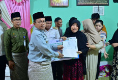 Takziah ke Rumah Duka, Maulana Serahkan Santunan dan Beasiswa