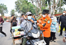 Maulana Bagikan Masker dan Ingatkan Warga Pantau ISPU