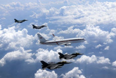 Momen Langka di Langit Jawa! 6 Jet Tempur Kawal Pesawat Presiden Prabowo Saat HUT ke-80 TNI AU