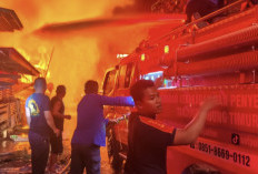 Tengah Malam Mencekam! Kebakaran Besar Hanguskan Belasan Kios di Pasar Blok D Geragai, Api Terlihat dari Jauh