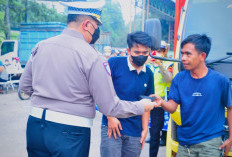 Ditlantas Polda Jambi Bagikan Masker ke Sopir Angkutan Barang di Talang Gulo