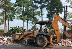 Duh,Sampah Menggunung di Mendalo, DLH Muaro Jambi Kerahkan 11 Armada dan Alat Berat untuk Membersihkan  
