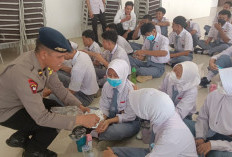 Di Tengah Kabut Asap Akibat Karhutla, Brimob Polda Jambi Bawa Semangat dan Perhatian ke Sekolah Rakyat