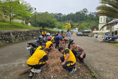 Keren! Polisi dan Pelajar Turun Tangan Bersihkan Masjid & Gereja di Merangin, Dukung Program Nasional Presiden