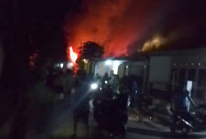 Api Mengamuk di Jaluko! Tiga Rumah di Simpang Limo Ludes Dilalap Si Jago Merah, Warga Panik Berhamburan