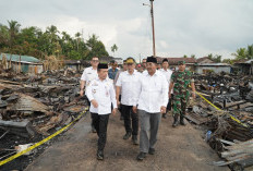 Gubernur Al Haris Tinjau Korban Kebakaran di Tanjab Barat, Serahkan Bantuan dan Ajak Gotong Royong